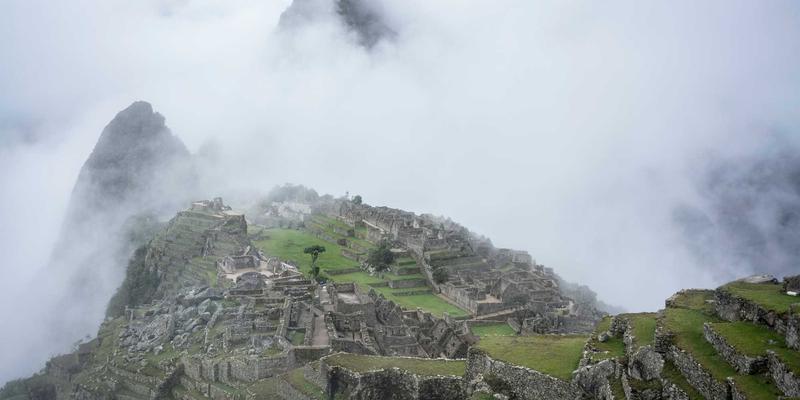 河南光彩工业：新能源锂电池车间特种照明解决方案的领航者